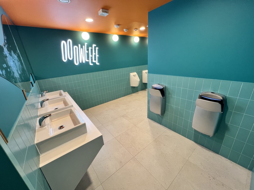 Jsou vysoušeče rukou hygienické? Odhalte fakta, která bourají mýty o bakteriích